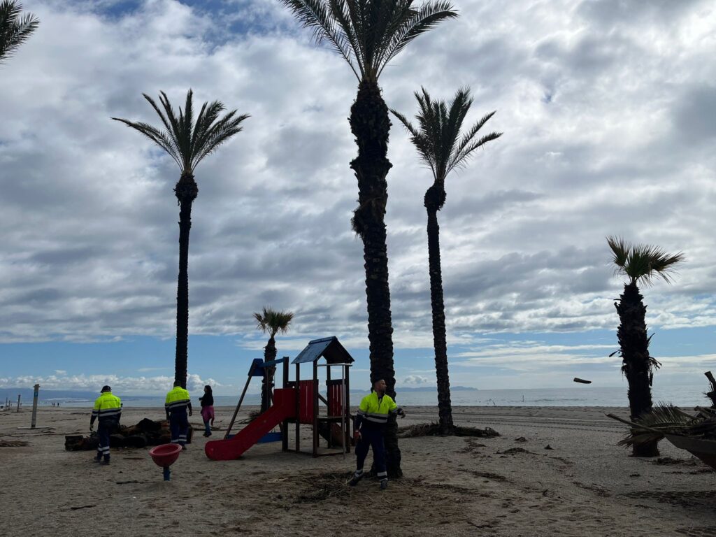 máquinas y operarios en las playas de Roquetas de Mar hoy