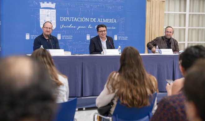 Manuel Guzman Diputado de Cultur y Cine presenta el libro de Fernando Yélamos Junto al pintor Andrés García Ibañez