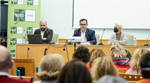 El diputado de Recursos Humanos durante la inauguración de la jornada (1)