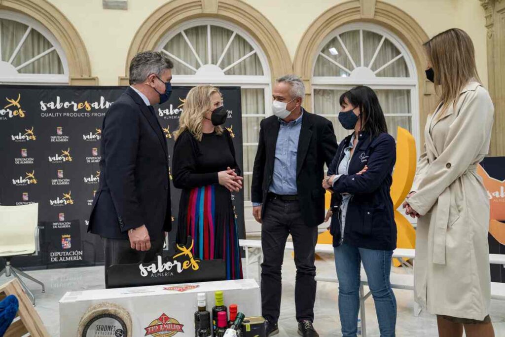 Presentación del stand de ‘Sabores Almería’ en Alimentaria

 
  
La Diputación de Almería convoca a los medios de comunicación a la presentación de la participación de ‘Sabores Almería’ con stand propio en la nueva edición de Alimentaria, Barcelona, así como la asistencia a Fruit Logística, Berlín, para arropar a la agricultura almeriense. 
  
En la presentación intervendrán el vicepresidente de la Diputación, Ángel Escobar y la diputada de Promoción Agroalimentaria, María Luisa Cruz, que estarán acompañados por los representantes de las empresas de ‘Sabores Almería’ que asisten a Alimentaria.