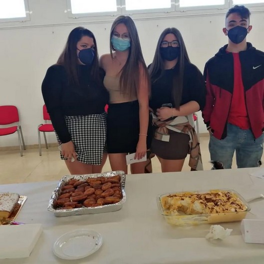 La imagen tiene un atributo ALT vacío; su nombre de archivo es Jovenes-de-la-organizacion-junto-a-algunos-de-los-dulces-presentados-a-concurso.jpg