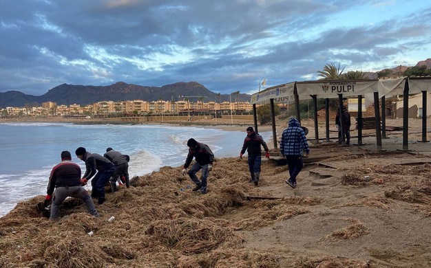 Trabajadores del Ayuntamiento de Pulpí limpian las playas de Terreros