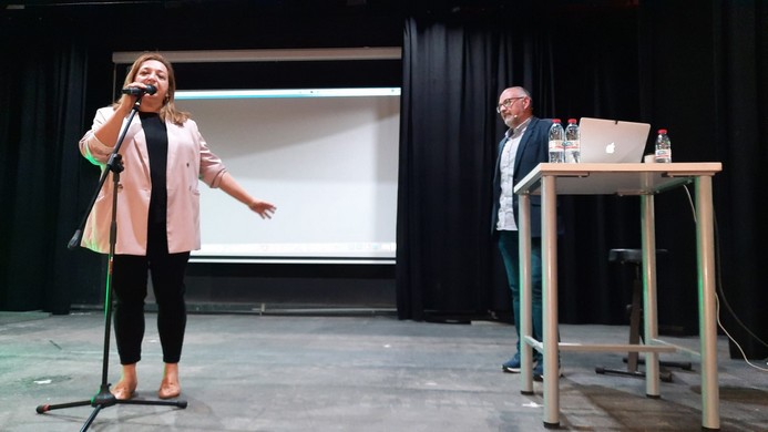 La imagen tiene un atributo ALT vacío; su nombre de archivo es 220506-La-concejala-Puri-Matas-presenta-al-ponente.jpeg