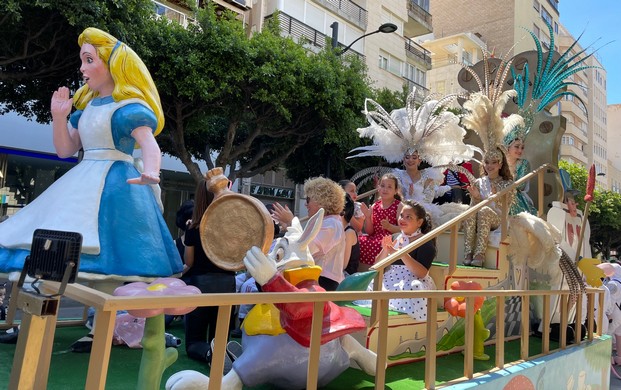 La imagen tiene un atributo ALT vacío; su nombre de archivo es 220508-Desfile-de-Carnaval-1.jpg