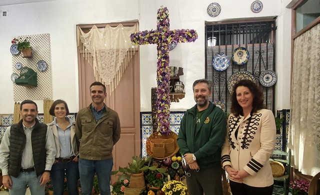 30-4-2022 ALCALDE VISITA CRUCES DE MAYO 2