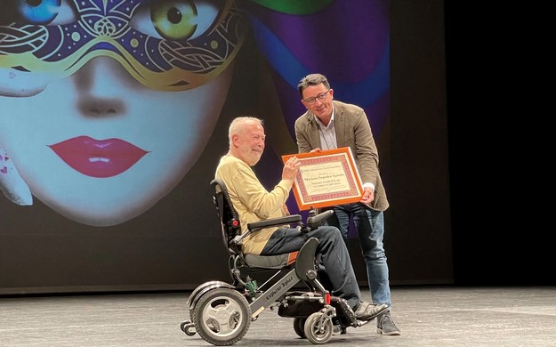 La imagen tiene un atributo ALT vacío; su nombre de archivo es 8-5-2022-Manuel-Guzman-entrega-Gala-COTECA.jpg