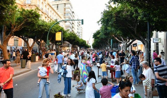 La imagen tiene un atributo ALT vacío; su nombre de archivo es AMBIENTE-CALLE-NOCHE-EN-BLANCO-2022.jpg