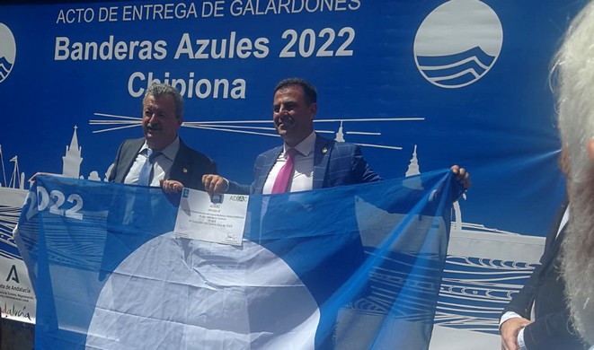 Alcalde y concejal de Playas de Pulpí en la recogida de banderas azules