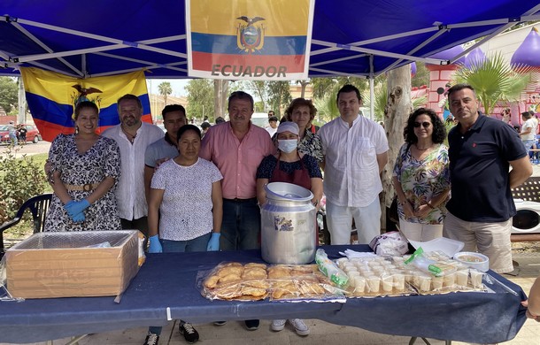 Alcalde y equipo de Gobierno con la asociación de Ecuador durante el Encuentro