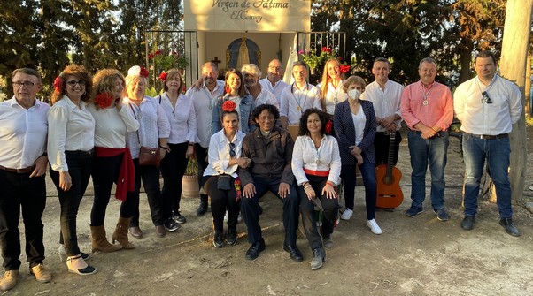 Autoridades locales con Coro Rociero en Romería del Convoy