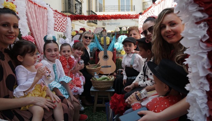 La imagen tiene un atributo ALT vacío; su nombre de archivo es Carroza-ganadora-Patio-andaluz.jpg