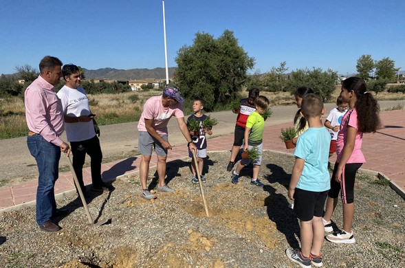 Concejal de Medio Ambiente durante la plantación en Pulpí