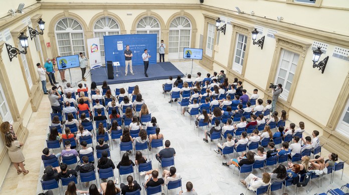 La imagen tiene un atributo ALT vacío; su nombre de archivo es Conferencia-de-Pedro-Garcia-Aguado-en-Diputacion-3.jpg