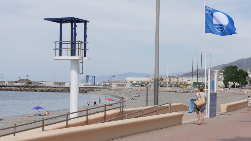 Cuatro banderas azules ondearán este verano en Adra