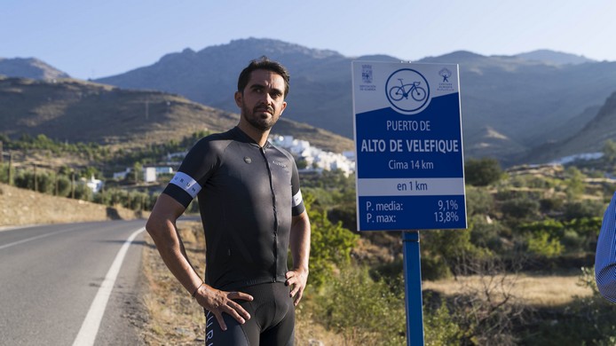 Fernando Giménez Diputado Delegado de Presidencia, Lucha contra la Despoblación y Turismo visita el rodaje del reportaje que Eurosport está realizando en el alto de Velefique con Alberto Contador. La Vuelta Ciclista. Ciclismo.