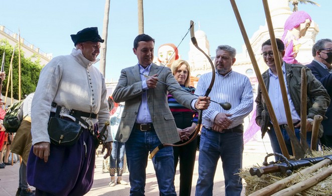 La imagen tiene un atributo ALT vacío; su nombre de archivo es Fiesta-7.jpg