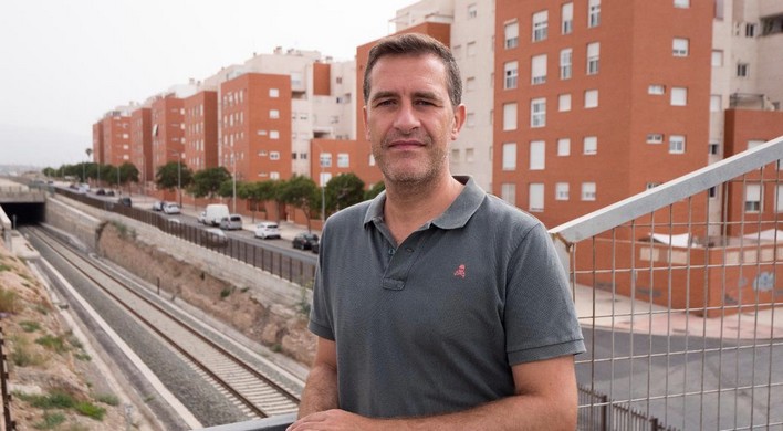MIGUEL ÁNGEL CASTELLÓN JUNTO A LAS VÍAS DEL TREN A SU PASO POR ALMERÍA