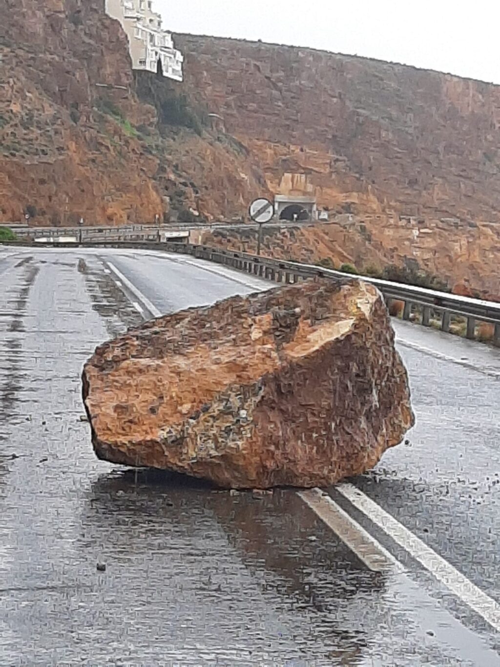 Roca desprendida sobre El Cañarete