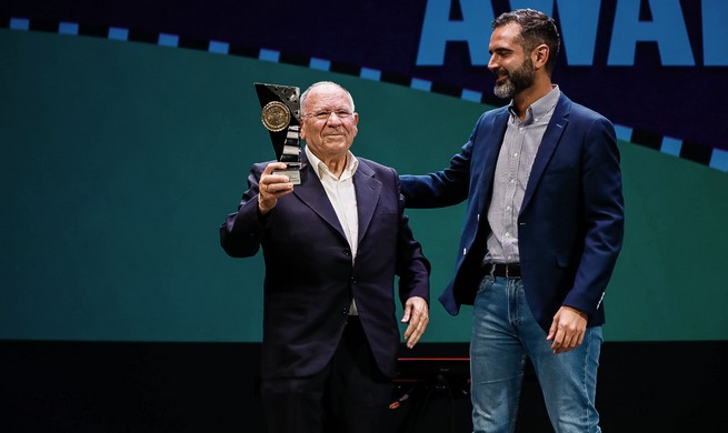 La imagen tiene un atributo ALT vacío; su nombre de archivo es 090622-Gala-deporte-JDM2022-Alcalde-entrega-premio-Jose-Antonio-Cruz-Almansa-Trayectoria-deportiva.jpg