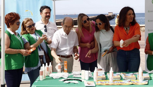 220613 Farmacéuticos y AECC contra el cáncer de piel 3 acción en el paseo maritimo