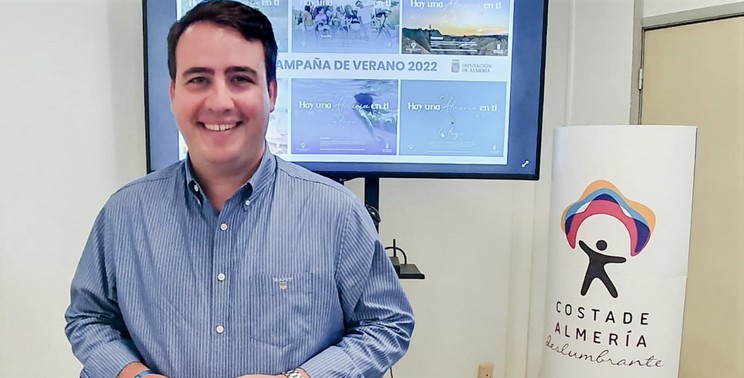 El diputado Fernando Giménez con la imagen promocional de Hay una Almería en ti