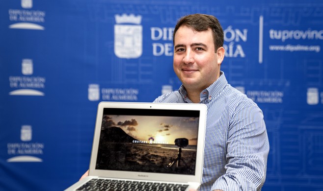 Fernando Giménez con una imagen del spot de Eurosport