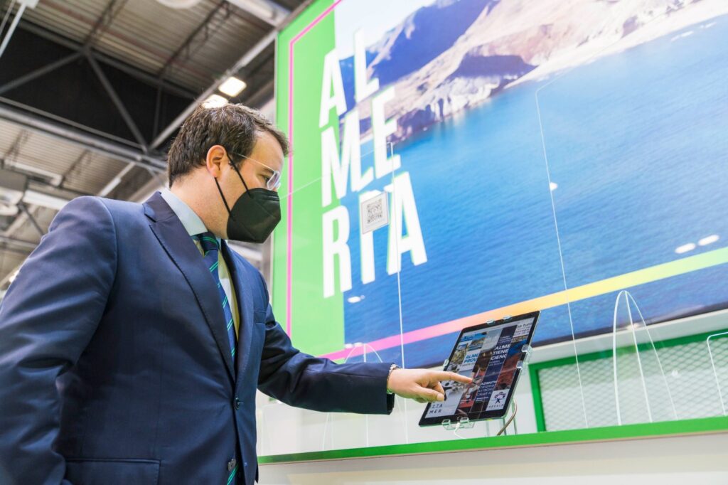 Fernando Giménez en el stand de Costa de Almería en Fitur