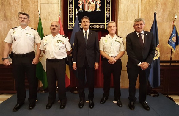 Foto familia autoridades toma posesión comisario Vila