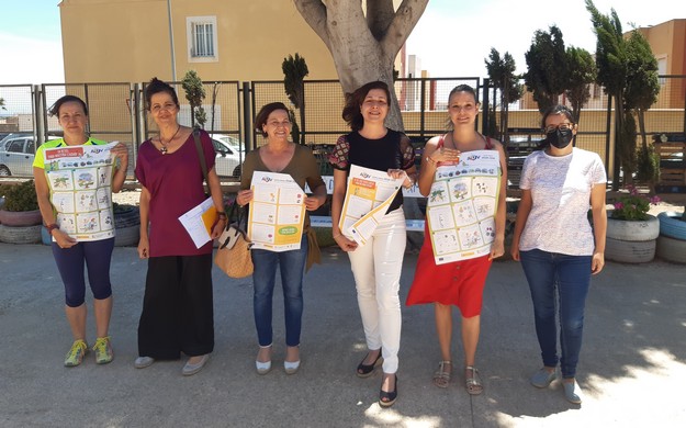 Miembros del colegio Tierno Galván y personal municipal y técnico con el material de la AUV.