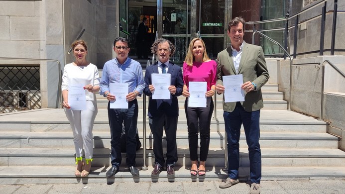 PARLAMENTARIOS PP CON SU ACTA 1