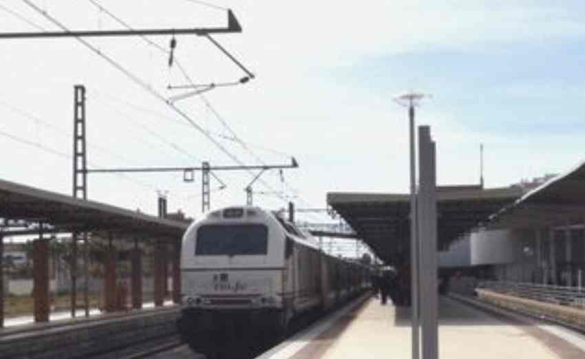 Tren estacionado en Almería ARCHIVO