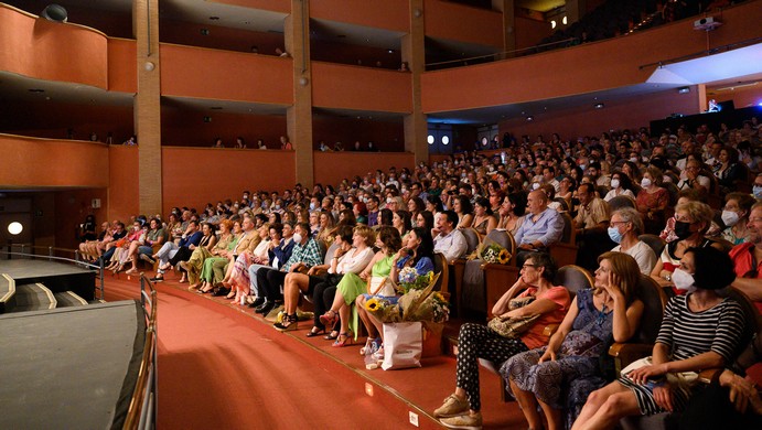 La imagen tiene un atributo ALT vacío; su nombre de archivo es gala-centro-mujer020.jpg