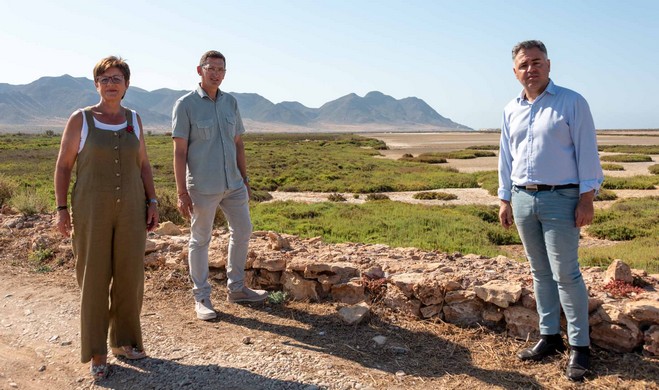 220708 Foto PSOE Adriana Valverde, José Luis Sánchez y Antonio Ruano, hoy, en Las Salinas de Cabo de Gata