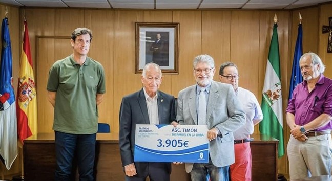 Foto entrega de cheque Teatro Solidario