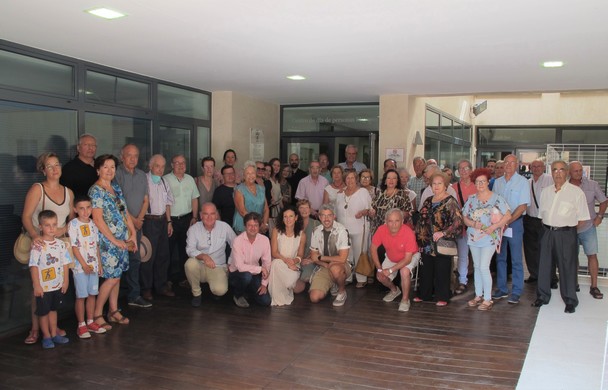 La imagen tiene un atributo ALT vacío; su nombre de archivo es FotoFamiliaPlaca.jpg