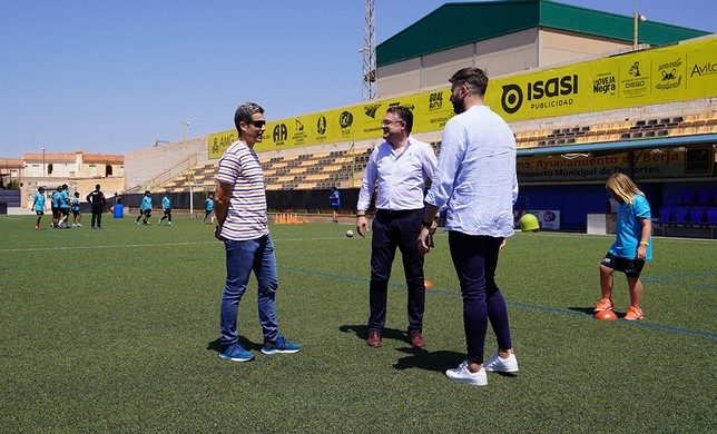 anuncio renovacion cesped estadio salva sevilla Berja 2