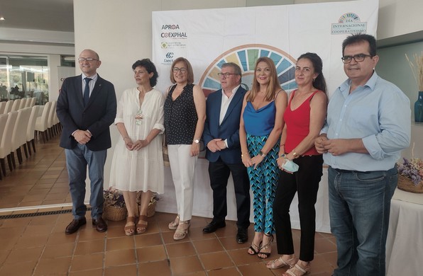 La imagen tiene un atributo ALT vacío; su nombre de archivo es fotocall-autoridades-cooperativismo-ok.jpg