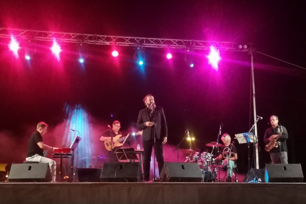 220822 Carmela de Jerez y José Luis Jaén ponen en pie al público abderit...