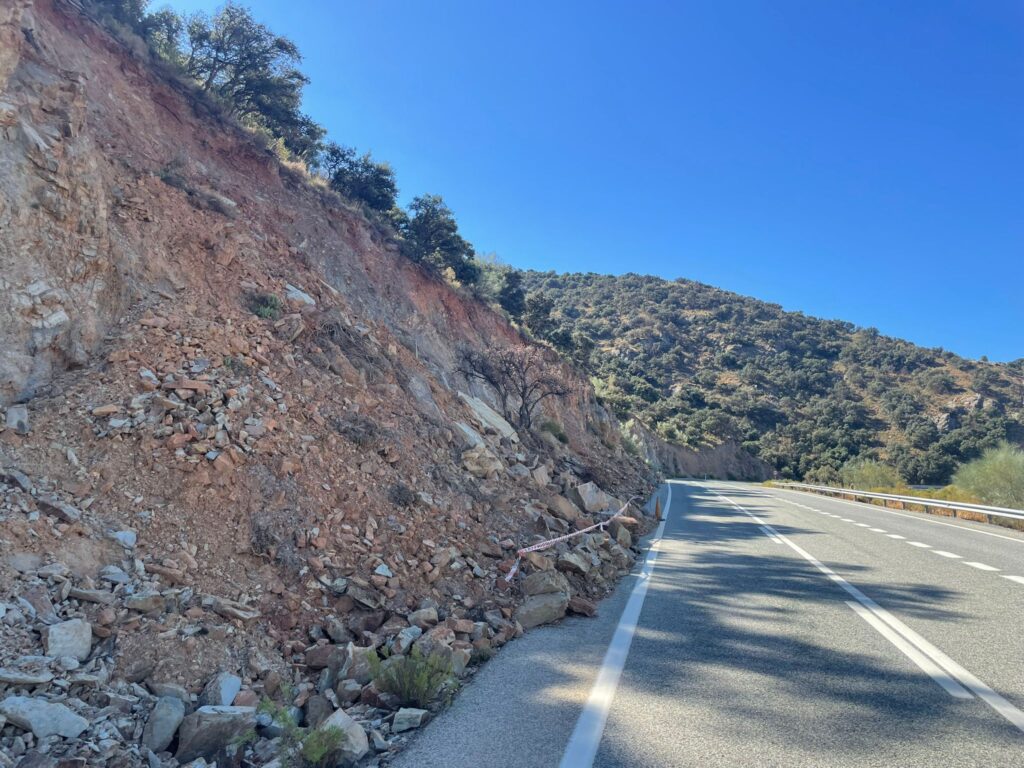 Foto PSOE Tramo con desprendimientos de piedra en la Carretera de las Canteras