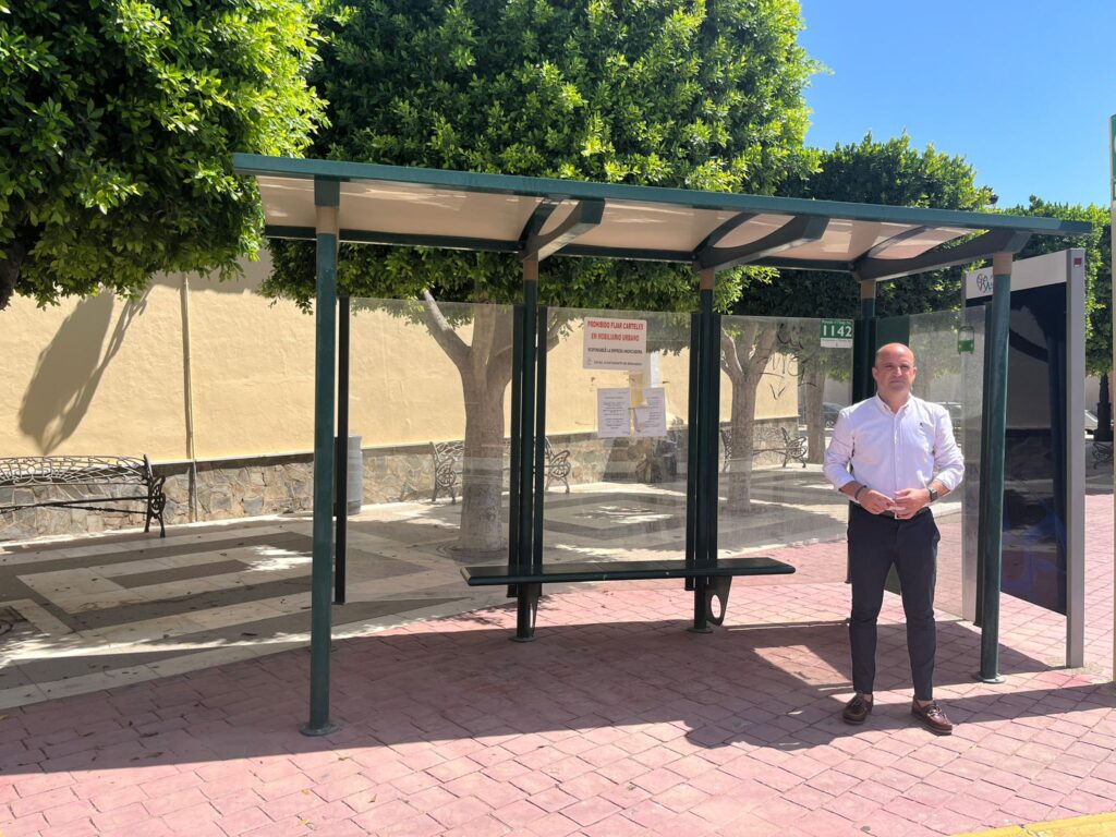 JOSE ANTONIO GARCIA EN LA PARAD A DE AUTOBÚS DE BENAHADUX 1