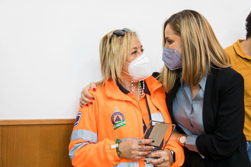 MARIBEL SANCHEZ CON UNA VOLUN TARIA DE PROTECCIÓN CIVIL