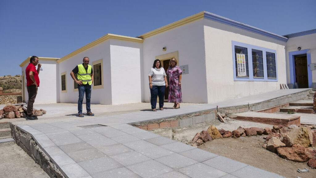 Matilde Díaz Diputada Delegada Especial de Fomento de Empleo Agrario Visita obras del PFEA en Gádor junto a la alcladesa del municipio Lourdes Ramos
