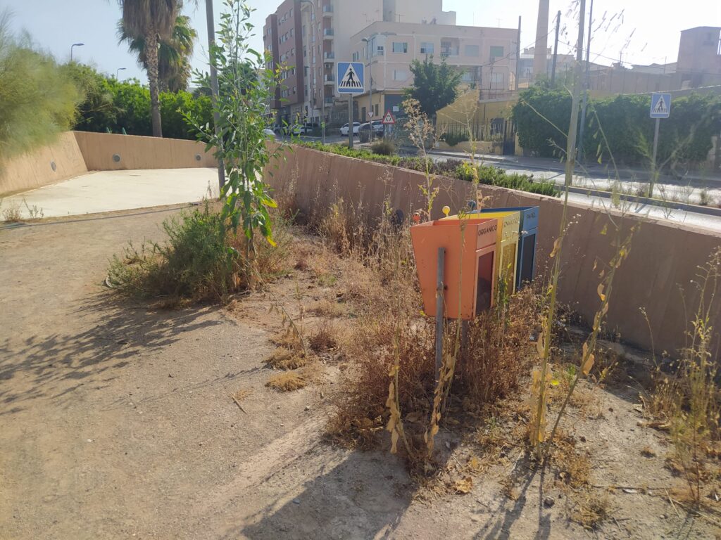 foto papeleras con vegetación