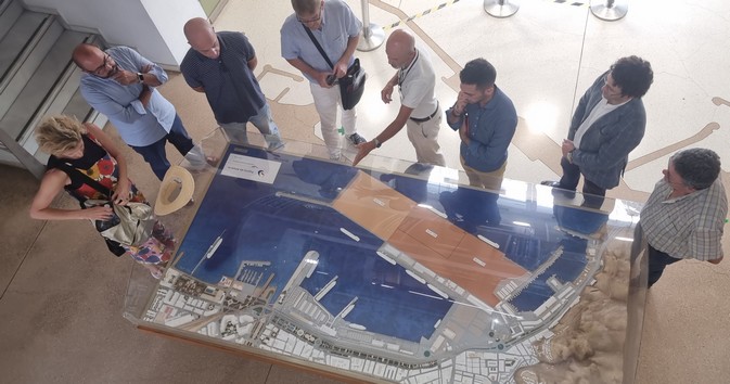 La imagen tiene un atributo ALT vacío; su nombre de archivo es 22.09.12.ScenicCruisesFamTrip_2.jpg