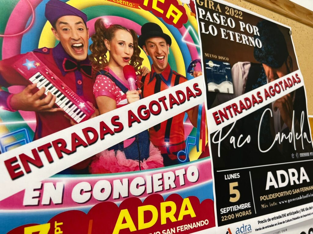 220901 Pica-Pica y Paco Candela cuenlgan el cartel de 'Entradas agotadas...