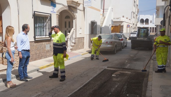 220921 Foto Alcalde y concejala en inicio del Plan Especial de Bacheo y Asfaltado