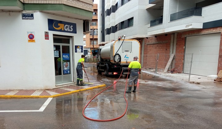 220921Continúan los trabajos de refuerzo de baldeo en Adra (2)
