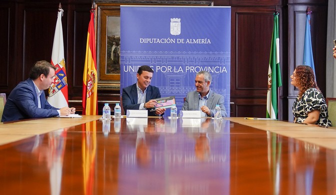el presidente de la diputación de Almería recibe a José María Molina presidente del colegio de químicos de Almería junto al diputado de presidencia Fernando Giménez