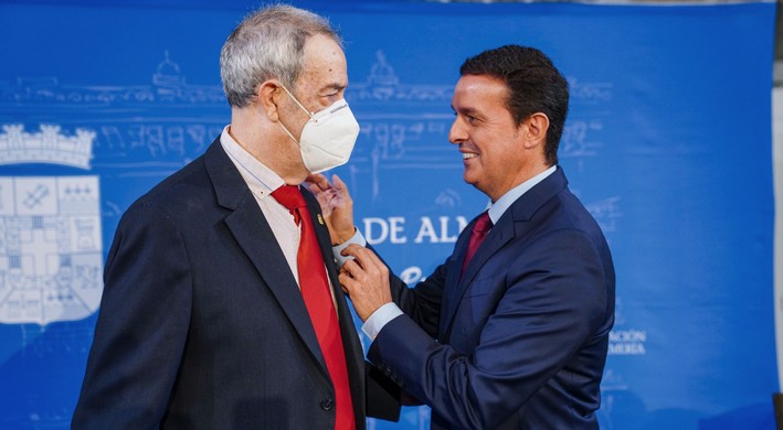 La imagen tiene un atributo ALT vacío; su nombre de archivo es Escudo-de-Oro-a-Ambrosio-6.jpeg