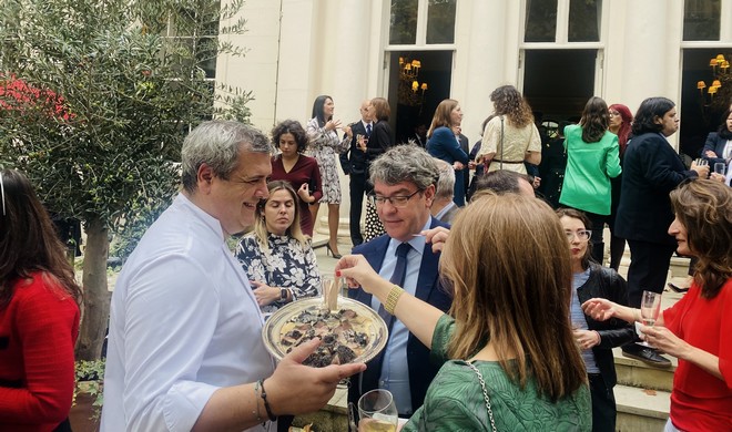La imagen tiene un atributo ALT vacío; su nombre de archivo es 221012-Embajada-Londres-4.jpg
